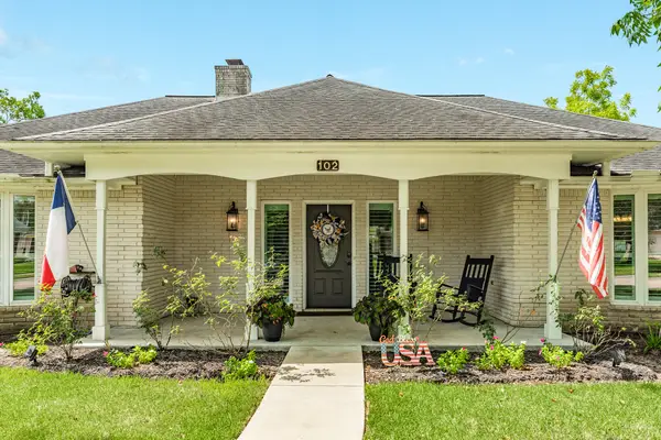 102 Buttercup Street, Lake Jackson, TX 77566