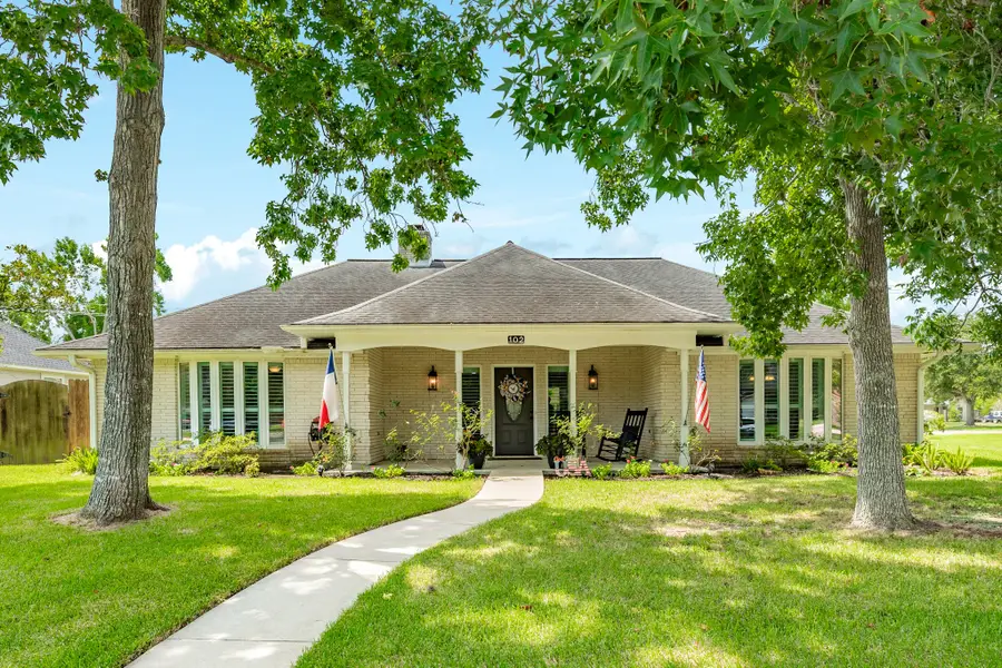 102 Buttercup Street, Lake Jackson, TX 77566 - #2