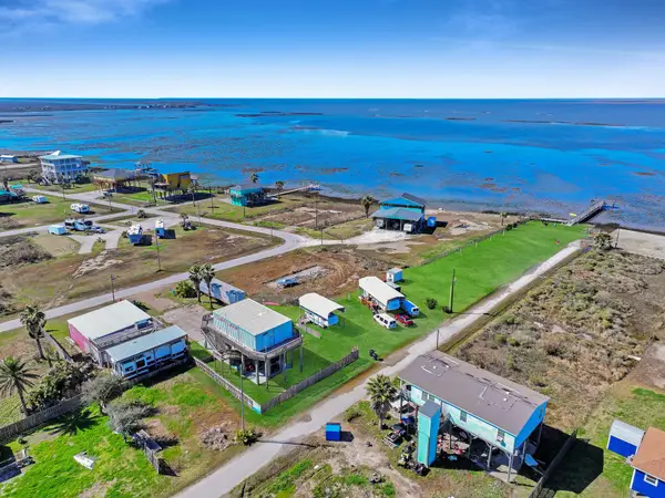 1067 Sea Gull St, Gilchrist, TX 77617