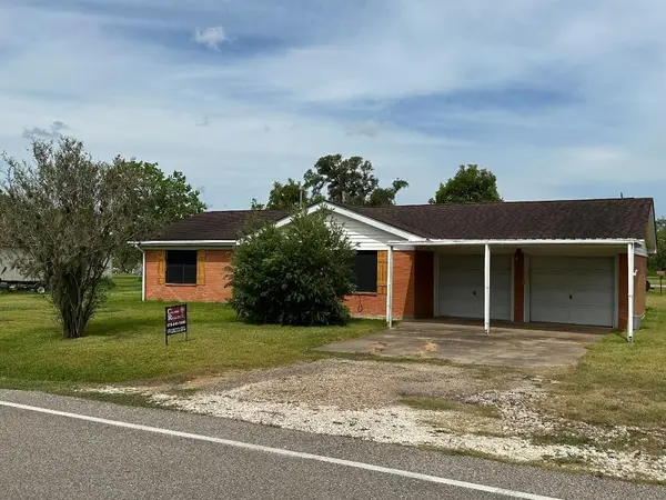 304 Edgewater Drive, Clute, TX 77531