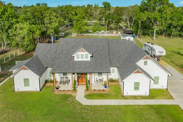 206 Black Oak Dr, Angleton, TX 77515