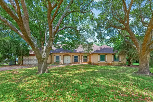 1 Shantilly Lane, Bay City, TX 77414