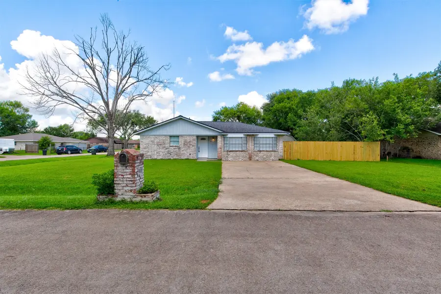8511 Honeysuckle Street, Highlands, TX 77562 - Image #2
