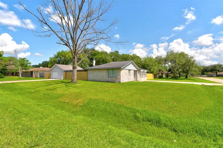 8511 Honeysuckle Street, Highlands, TX 77562 - Image #3