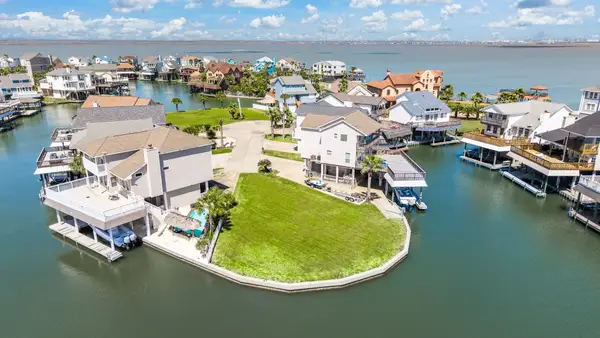 547 Sunset Circle, Tiki Island, TX 77554