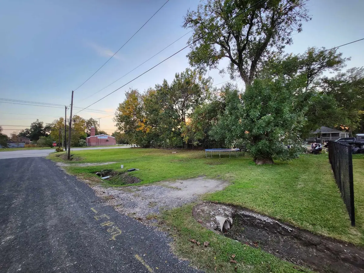 405 Crockett Street, Texas City, TX 77591 - Image #1