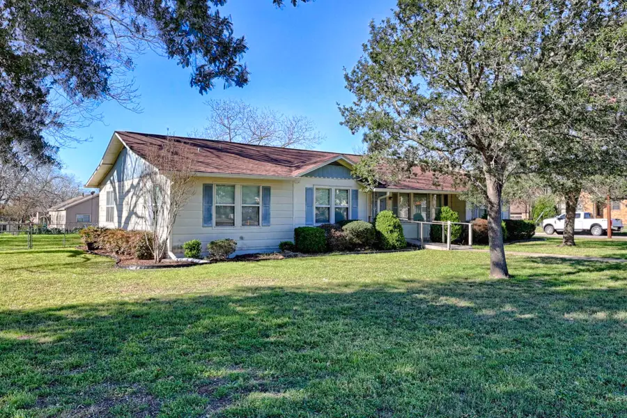 122 Ave E, Shiner, TX 77984 - Image #2