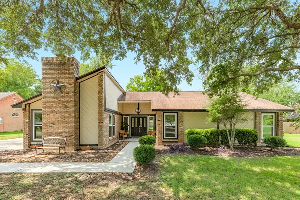 54 Royal Oak Circle, Lake Jackson, TX 77566