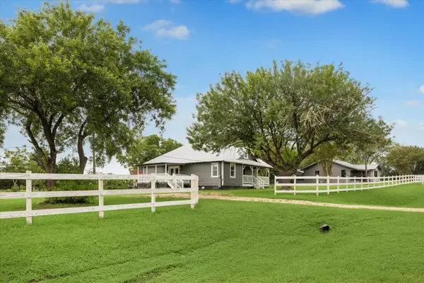 1515 Highway 237, Burton, TX 77835