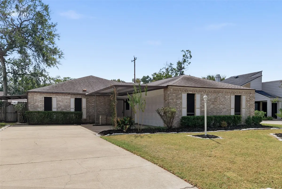 13723 Greenway Drive, Sugar Land, TX 77498 - Image #1