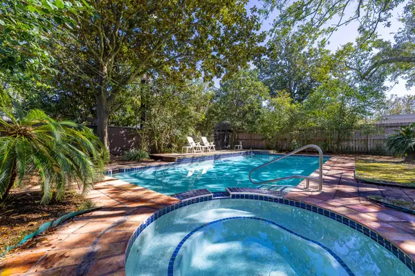 5238 Loch Lomond Drive, Houston, TX 77096