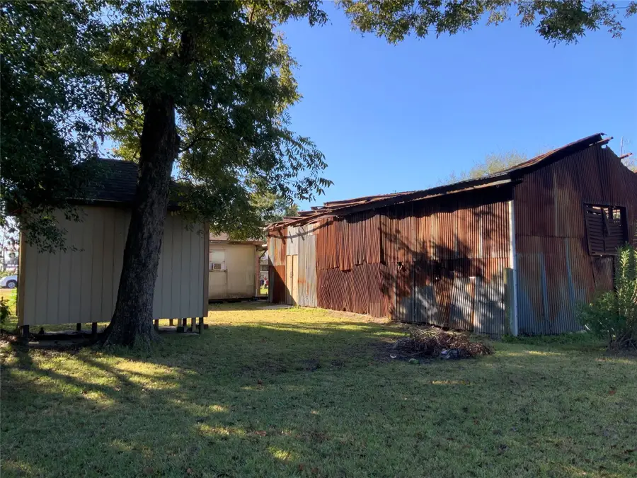 215 Mcneir Street, Anahuac, TX 77514 - Image #3