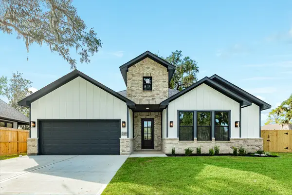 249 Montclaire Drive, West Columbia, TX 77486