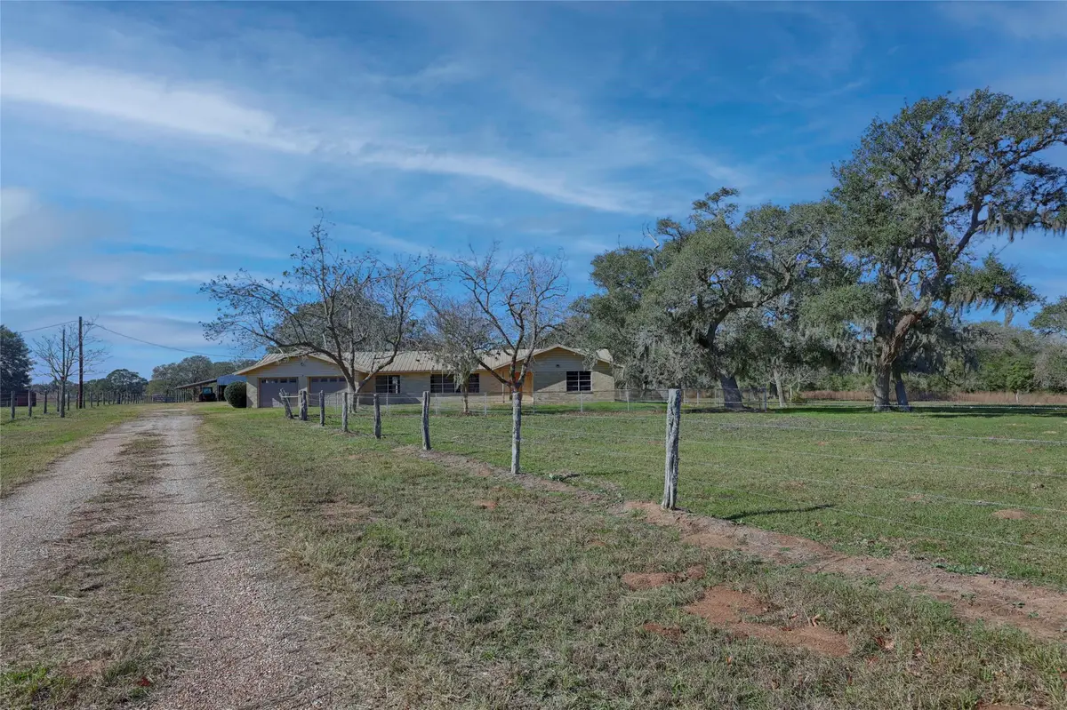 1168 County Road 450, Hallettsville, TX 77964 - Image #1