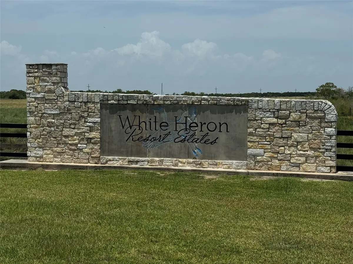 17 5 16 5 Mockingbird Lane, Anahuac, TX 77575 - Image #1