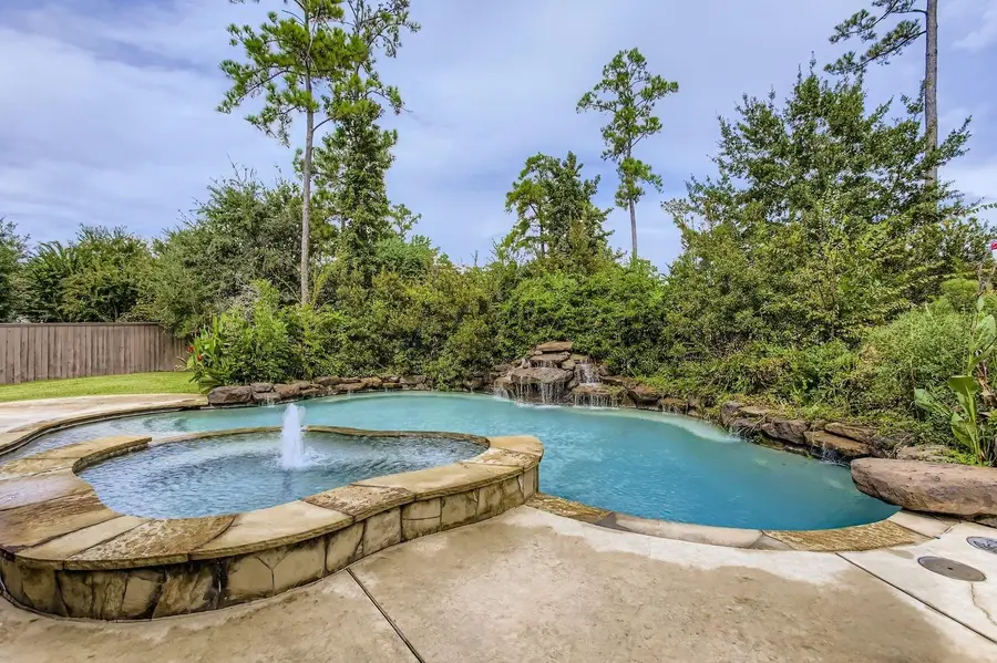 6 Freestone Stream Place, The Woodlands, TX 77389 - Image #3