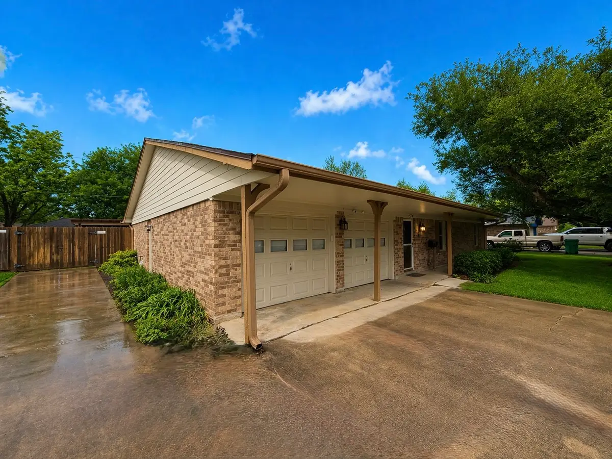 913 Cannan Drive, Angleton, TX 77515 - #1