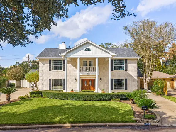 1933 Country Club Boulevard, Sugar Land, TX 77478