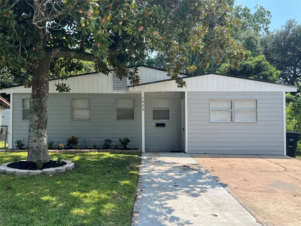 1023 W Snyder St, Alvin, TX 77511 - Image #1