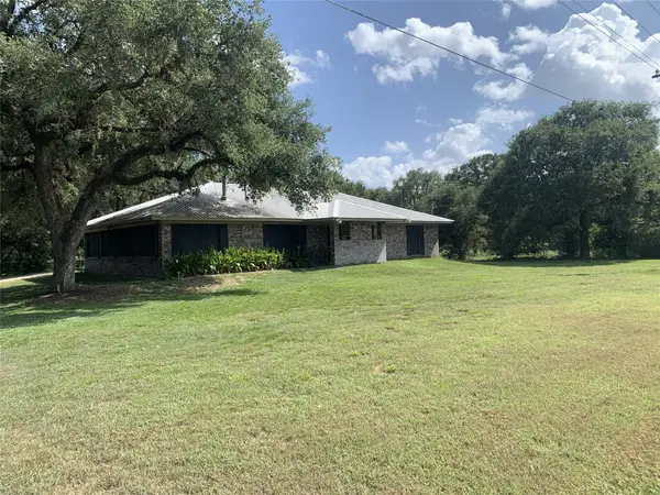 1162 Hwy 90a, Sheridan, TX 78962