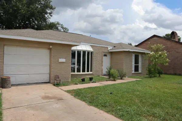 8611 Amblewood Drive, Houston, TX 77099