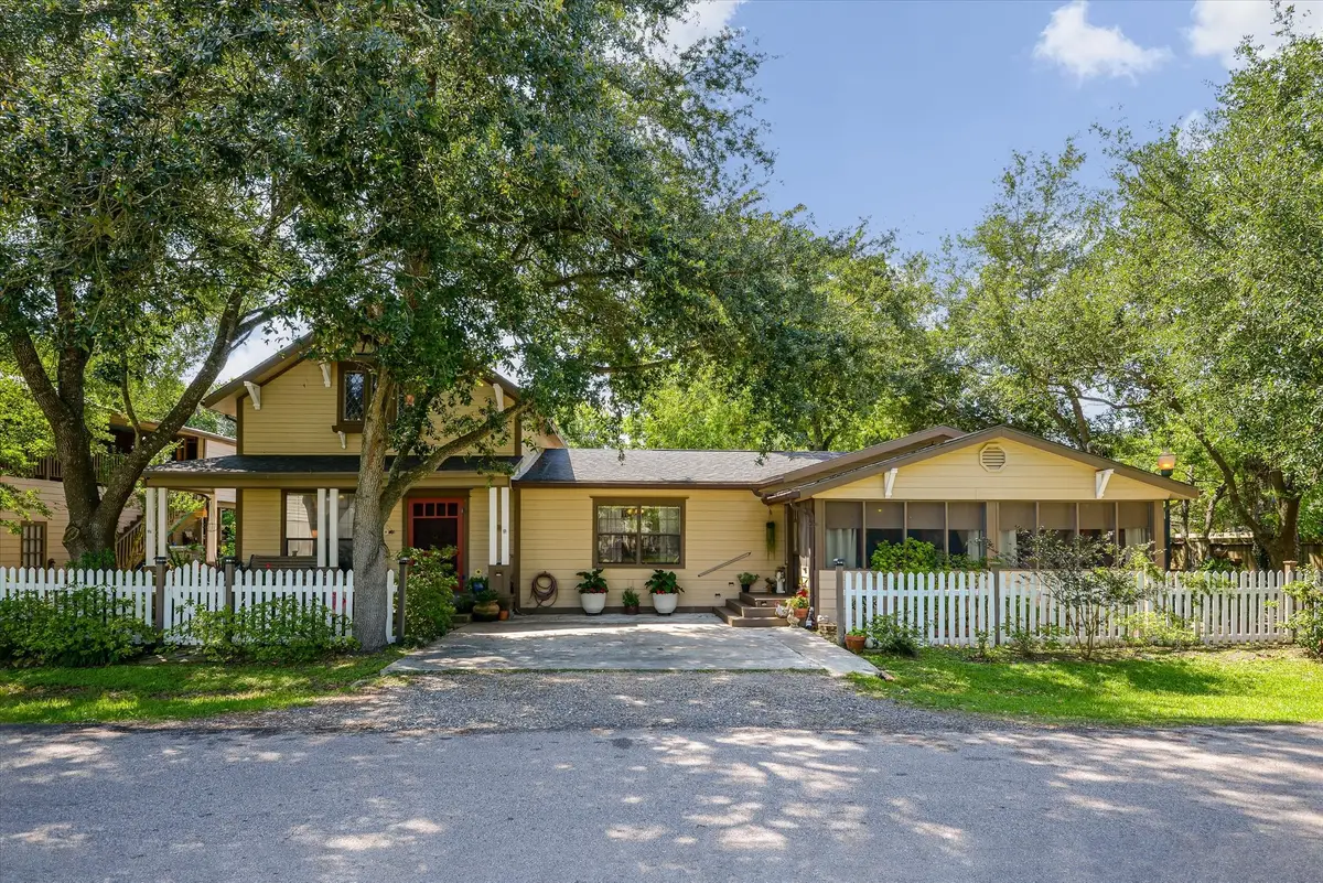 1021 Ave Avenue E, Bacliff, TX 77518 - #1