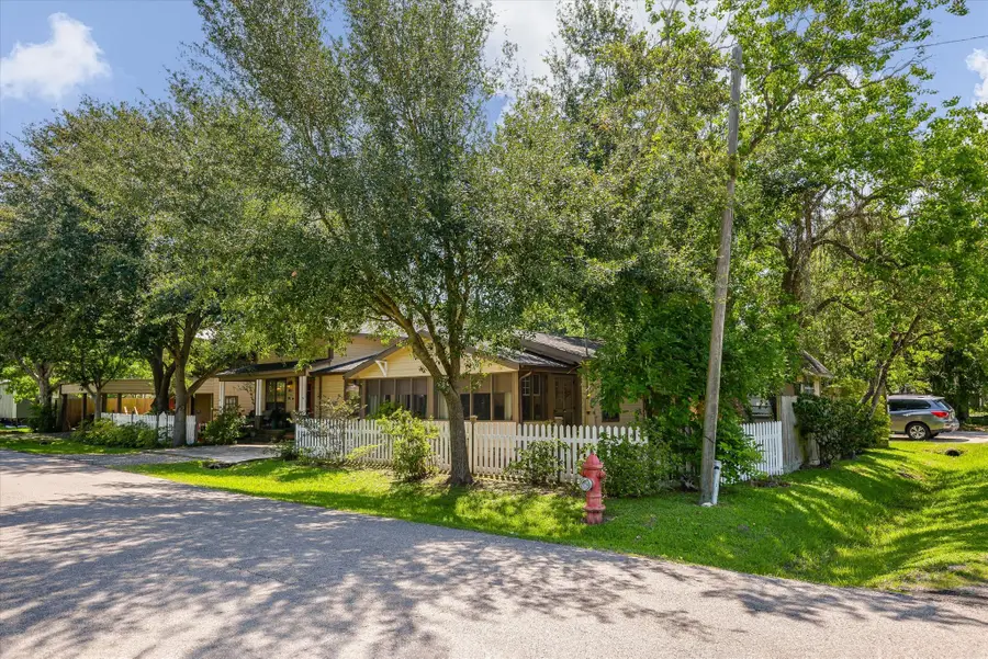 1021 Ave Avenue E, Bacliff, TX 77518 - #3
