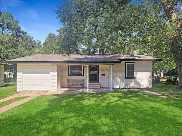 121 Wisteria Street, Lake Jackson, TX 77566