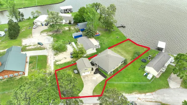 453 E Oak Shadows, Onalaska, TX 77360