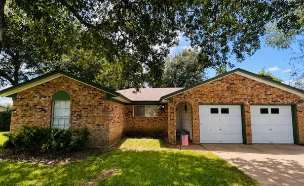 2 Travis Court, Angleton, TX 77515