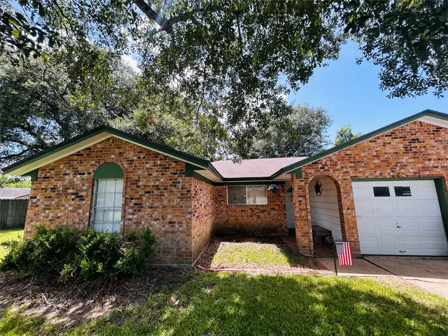 2 Travis Court, Angleton, TX 77515 - #3