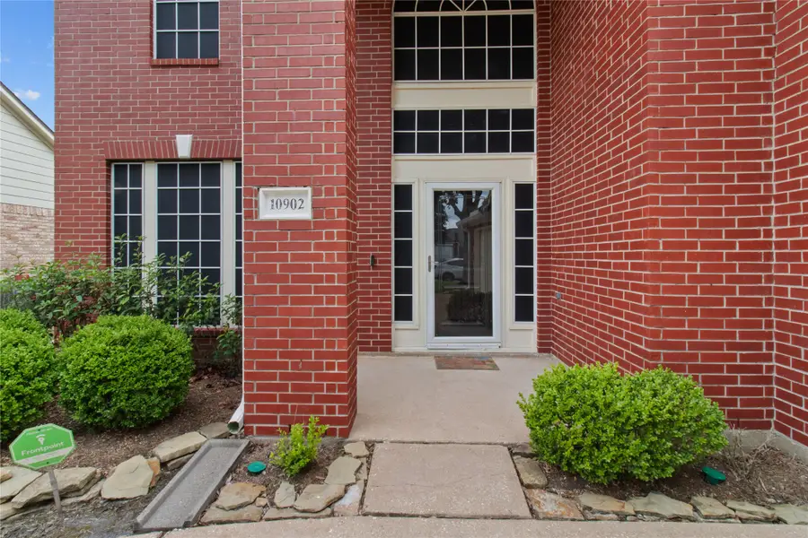 10902 Spruce Drive N, La Porte, TX 77571 - Image #3