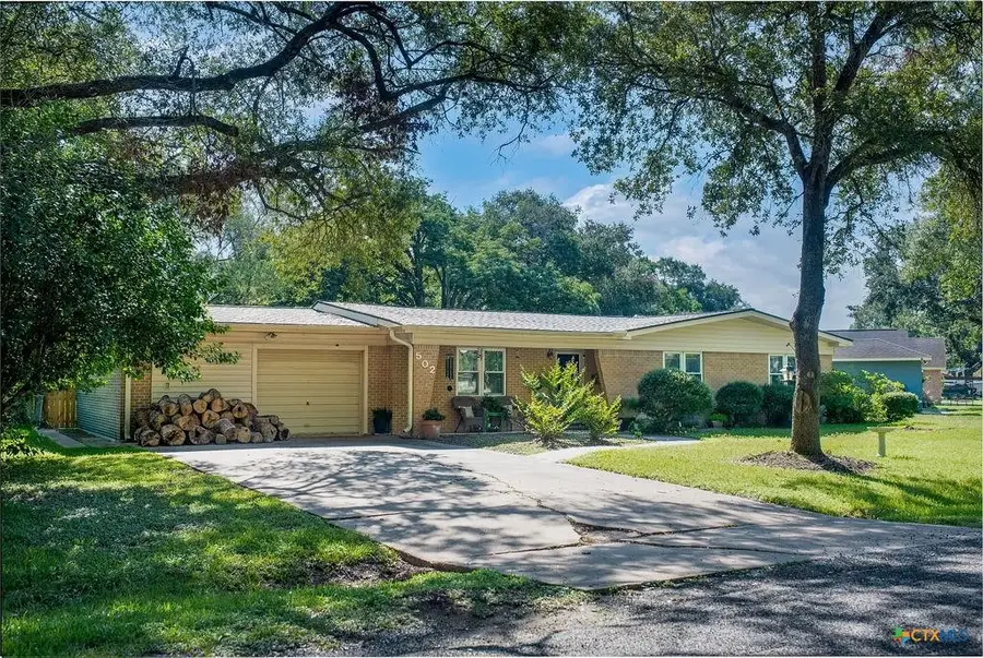 502 Avenue G, El Campo, TX 77437 - Image #2