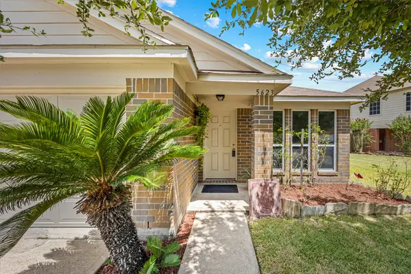 5623 Cinnamon Lake Drive, Baytown, TX 77521