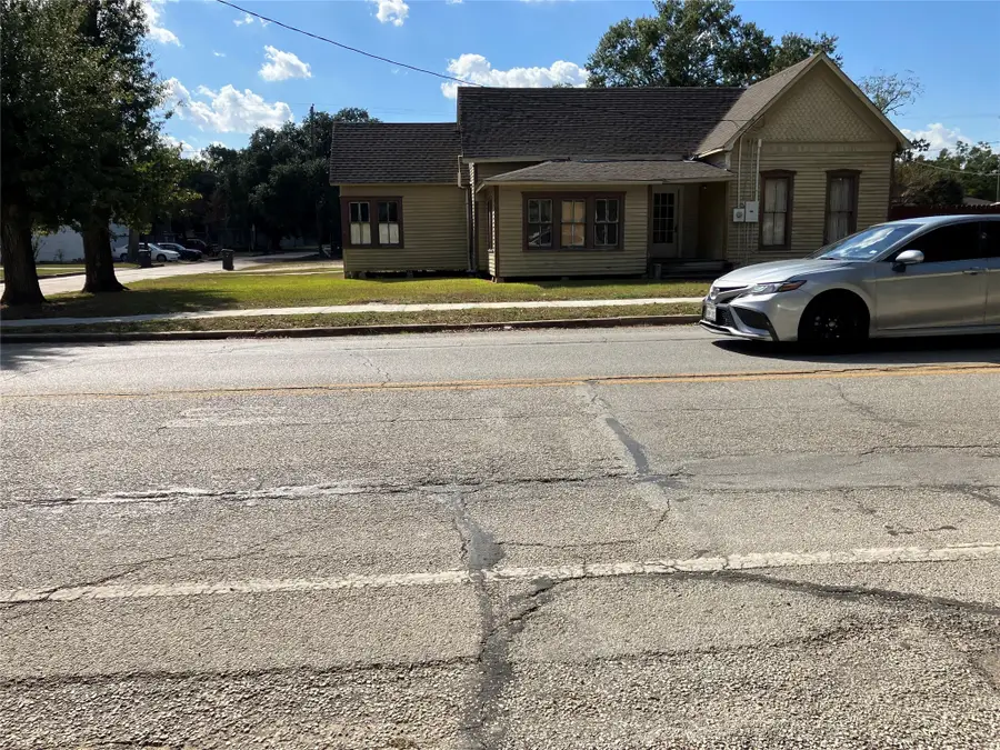 312 S Mechanic Street, El Campo, TX 77437 - Image #2