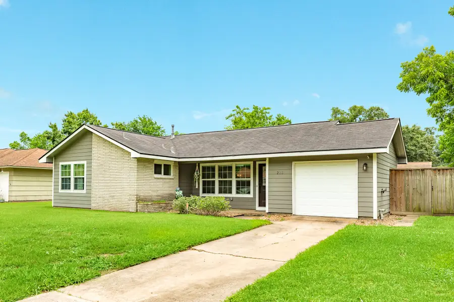 218 Palm Lane, Lake Jackson, TX 77566 - #2