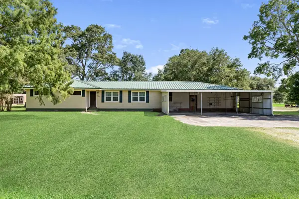 621 Henry Lane, Winnie, TX 77665
