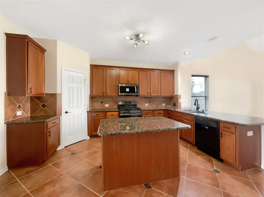 7 Huntington Bend Drive, Manvel, TX 77578 - Image #2