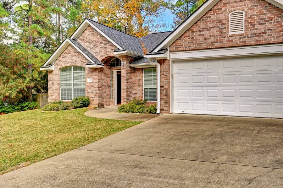 1960 Greentree Drive, Huntsville, TX 77340 - Image #2