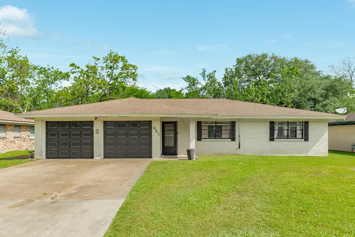 621 Southside Drive, Angleton, TX 77515 - #1