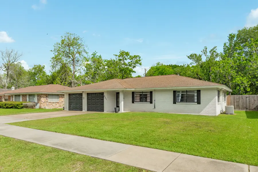 621 Southside Drive, Angleton, TX 77515 - #2