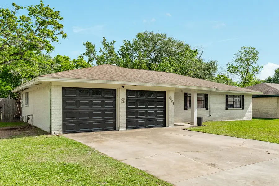 621 Southside Drive, Angleton, TX 77515 - #3