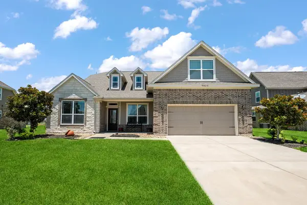 9823 Oaklawn Drive, Mont Belvieu, TX 77523