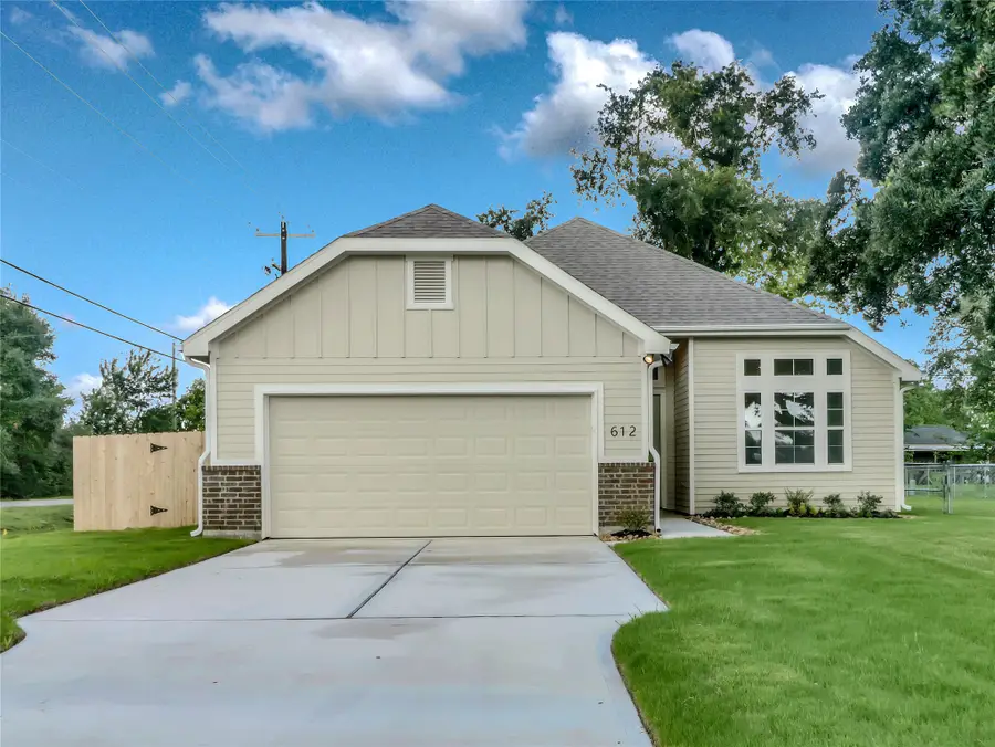 612 Evans Street, Angleton, TX 77515 - #2
