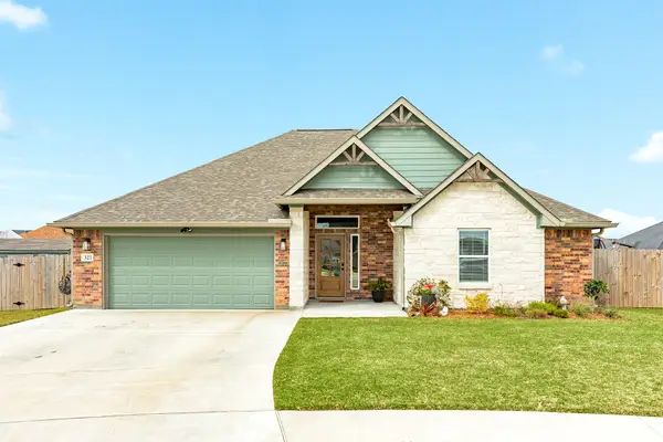 321 Yorktown Avenue, Clute, TX 77531