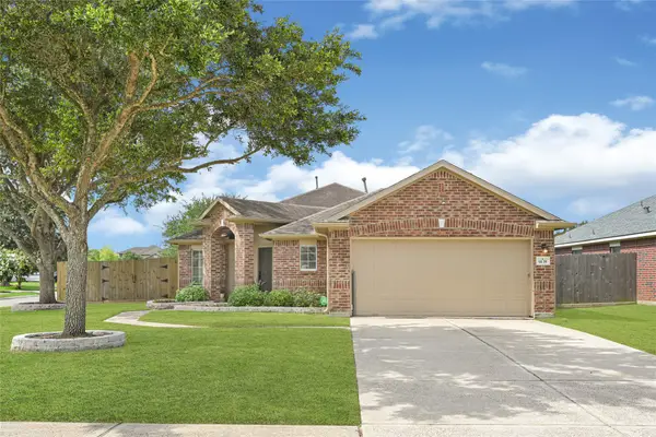 9135 Creekside Drive, Hitchcock, TX 77563