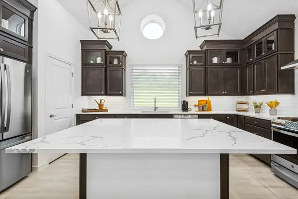 901 Kingwood Drive, League City, TX 77573