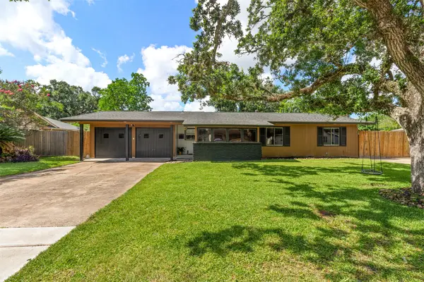 104 Pin Oak Street, Lake Jackson, TX 77566