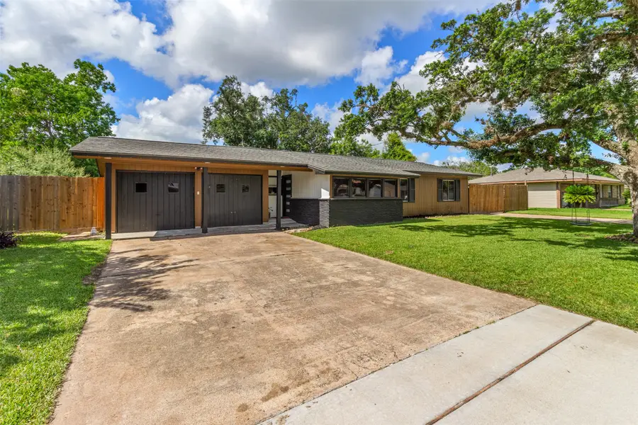104 Pin Oak Street, Lake Jackson, TX 77566 - #2