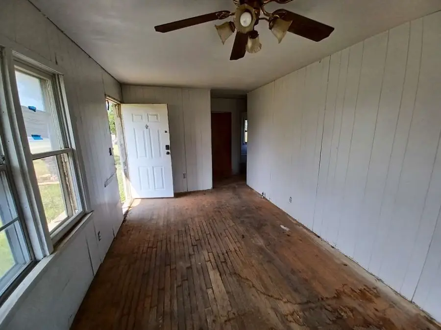 615 Williams Avenue, Archer City, TX 76351 - Image #2